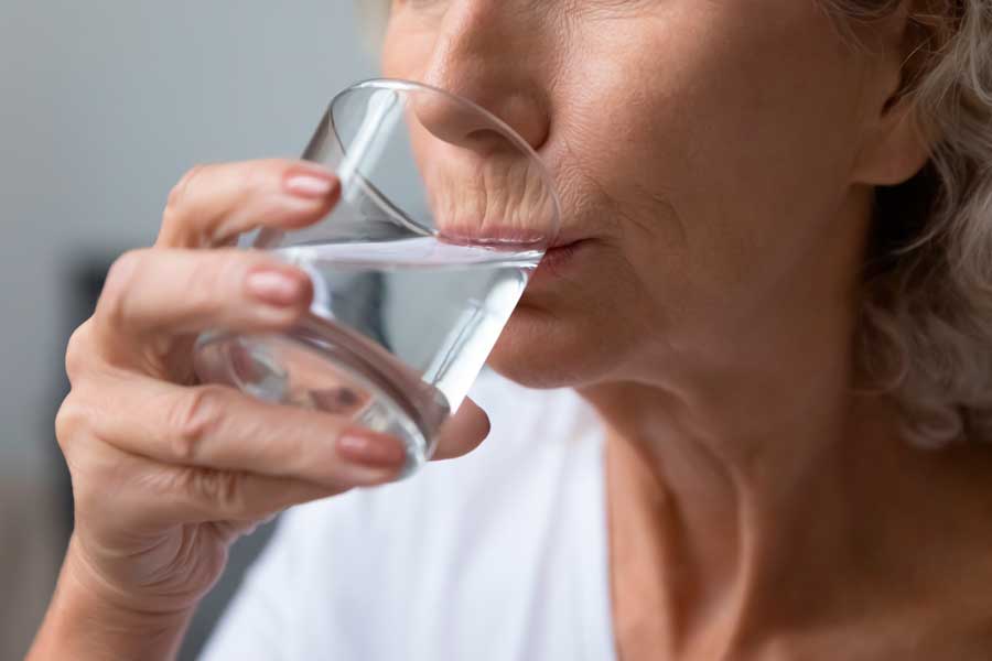 Ante cuadros de deshidratación es importante consumir agua y sueros rehidratantes con electrolitos.