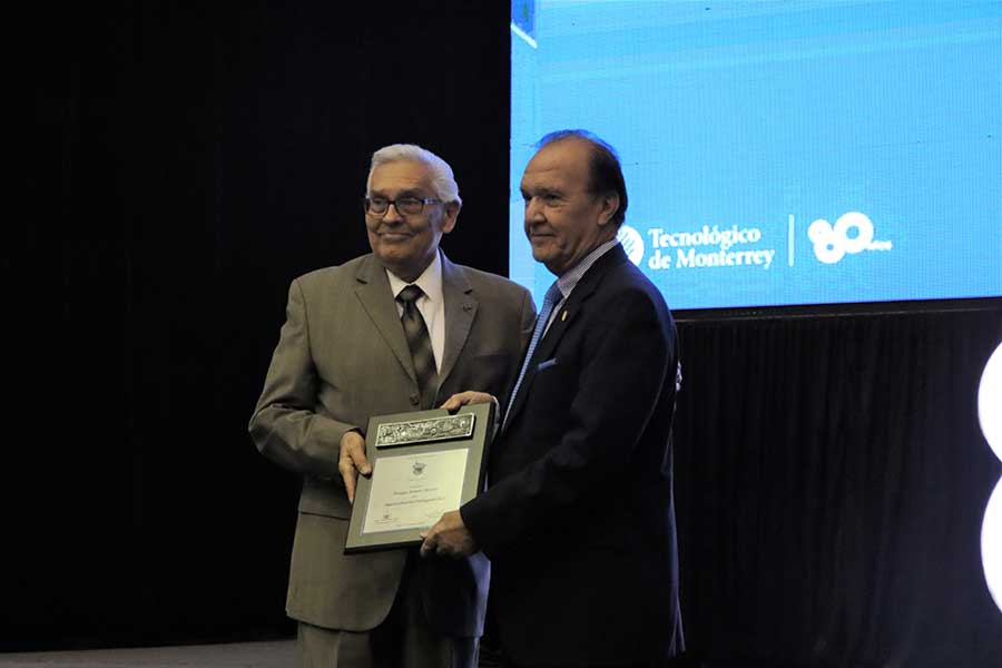 Sobre el Premio al Profesor Emérito Distinguido dijo sentirse orgulloso y agradecido con sus colegas.
