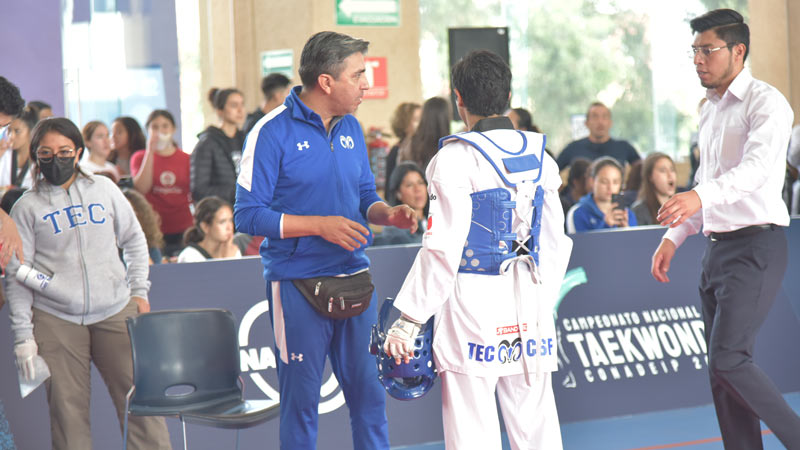 Entrenador con Borregos Taekwondo Tec campus Sante Fe competencia nacional