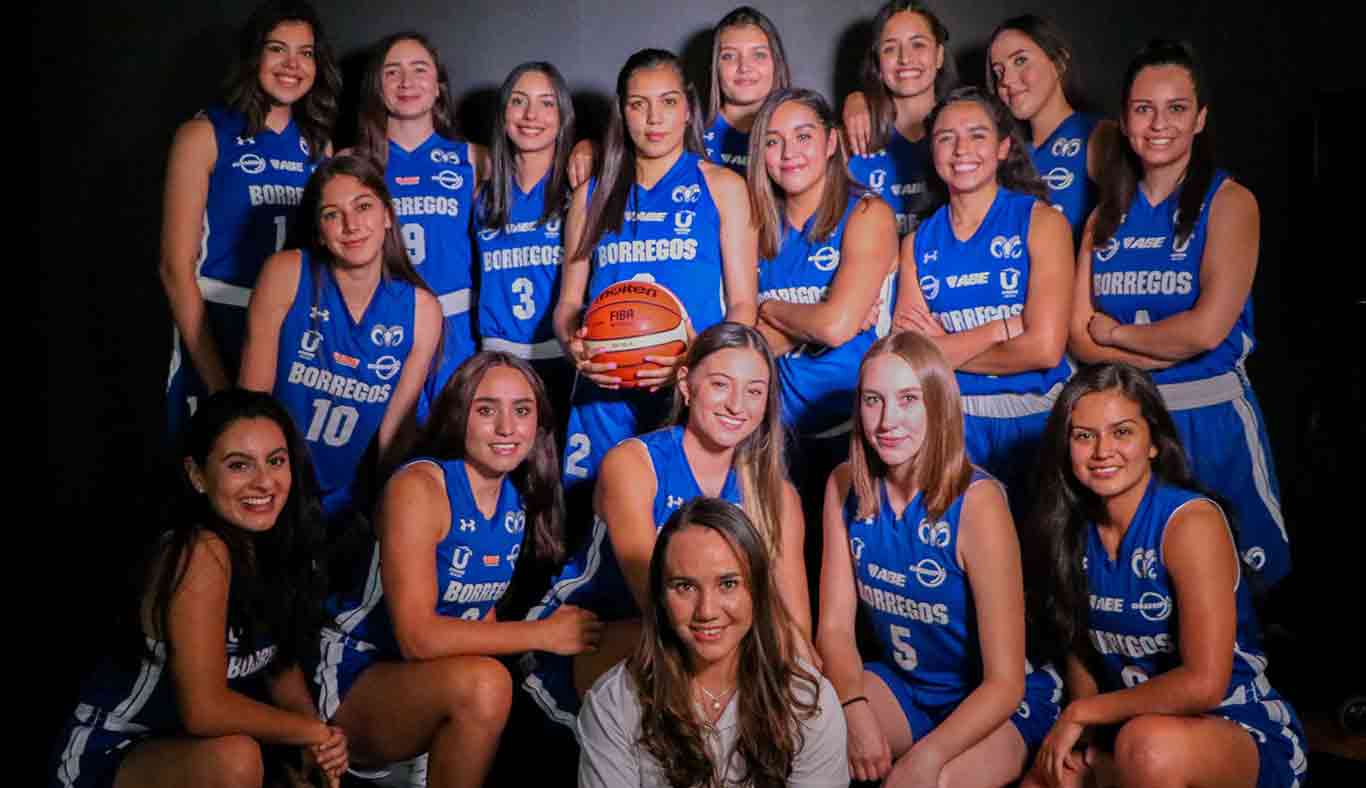 Atzimba y el equipo representativo de basquetbol femenil.