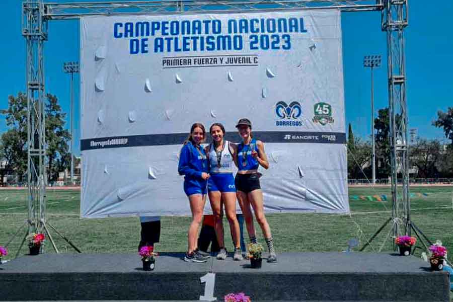 Borregos de Chihuahua celebrando su victoria en una competencia nacional de atletismo