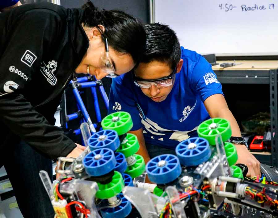 Dos estudiantes de PrepaTec San Luis Potosí trabajando en robot de LamBot