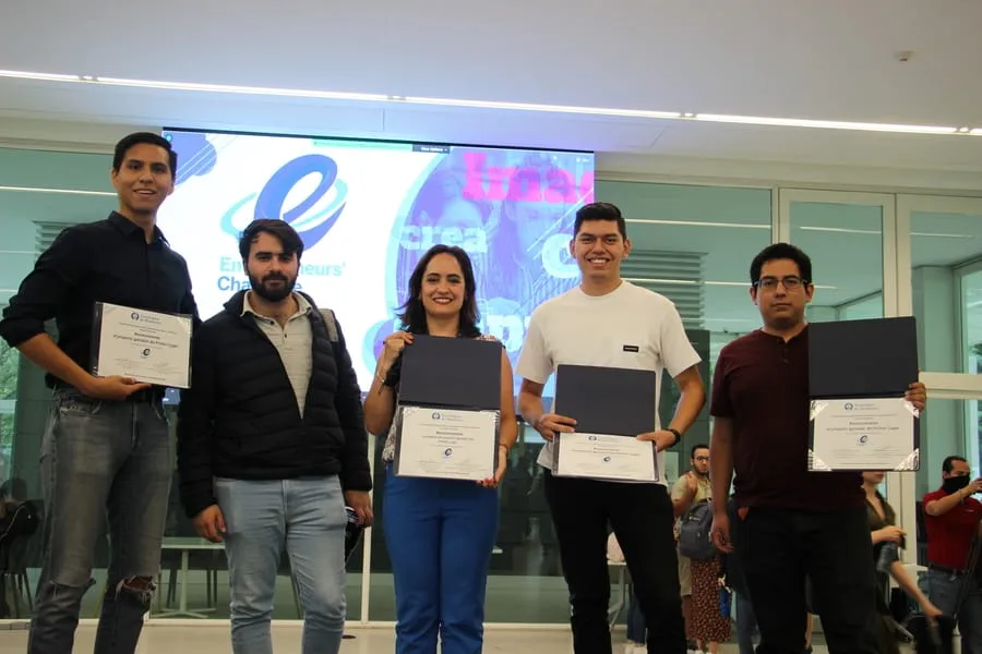 Antonio López Camacho, Emilio Yunes Sepúlveda, Axel Mata David Rubio Aguilera, equipo ganador por su propuesta de ahorro de agua, con su profesora Alma Carmona.