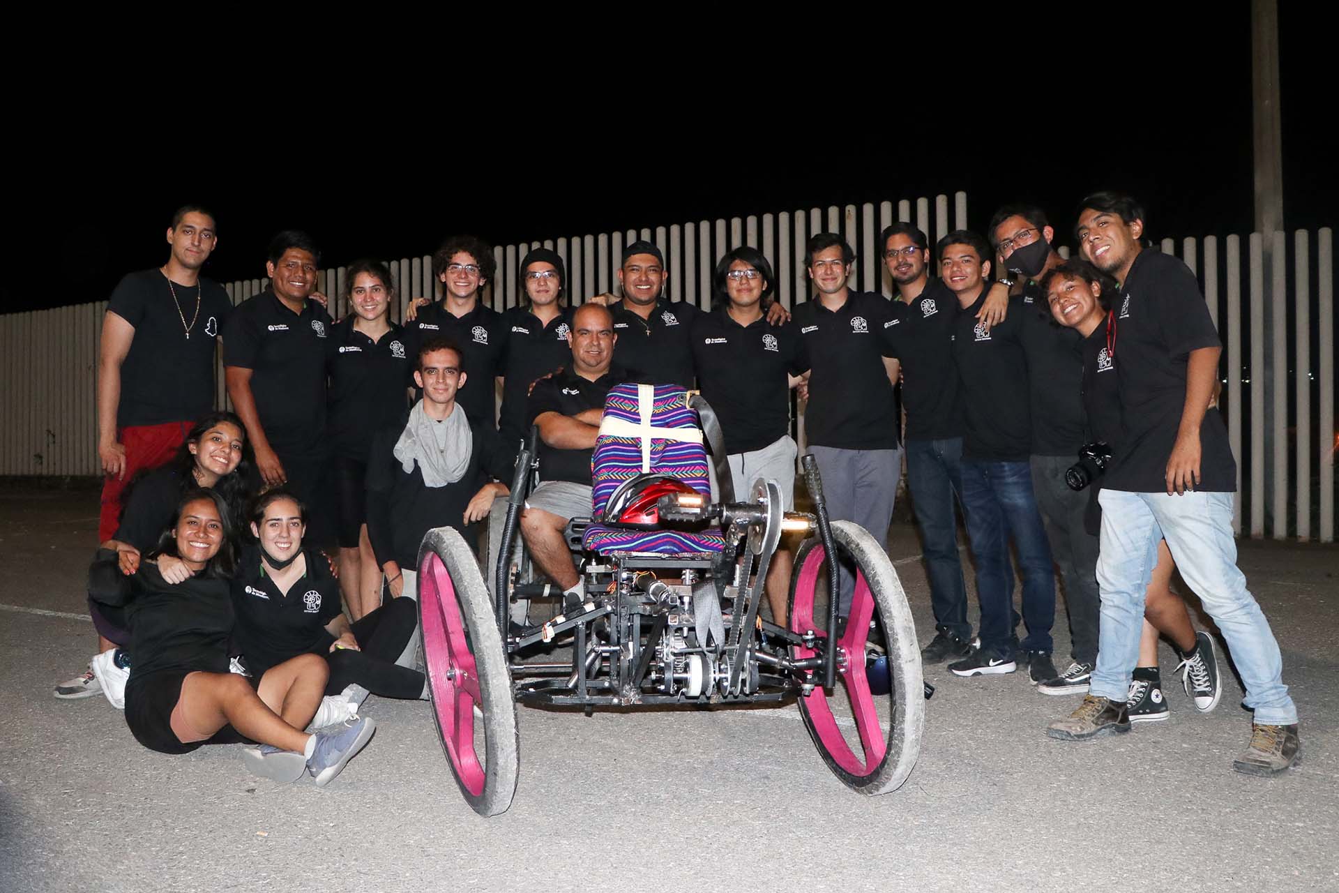 Aquí se muestra el equipo Iktan Roving del campus Cuernavaca haciendo pruebas con su Rover.