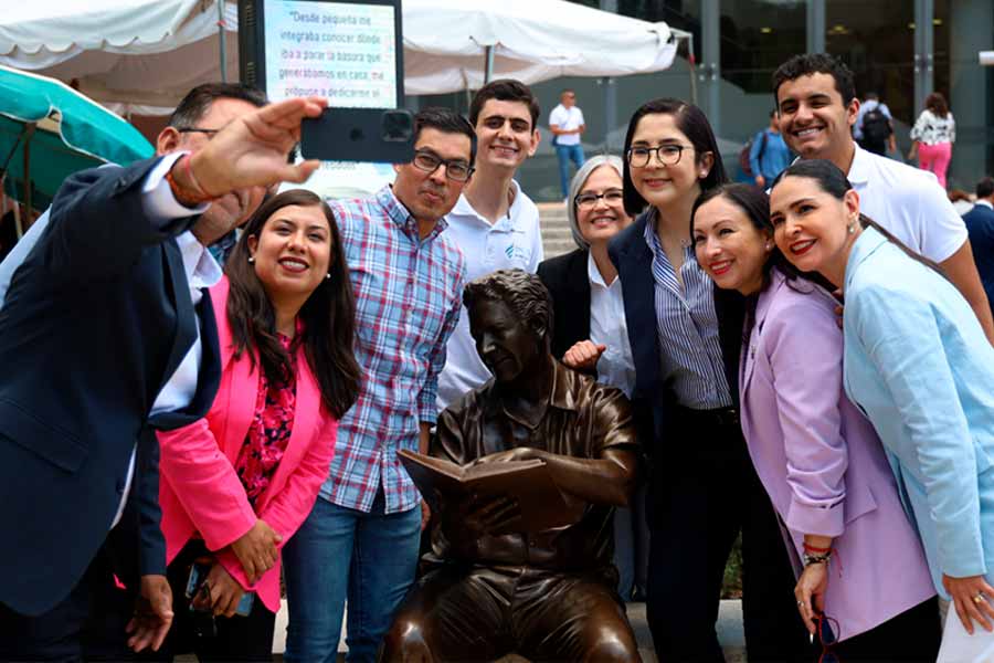 En campus Guadalajara, estudiantes, profesores y directivos aprovecharon para tomarse selfies con las estatuas.