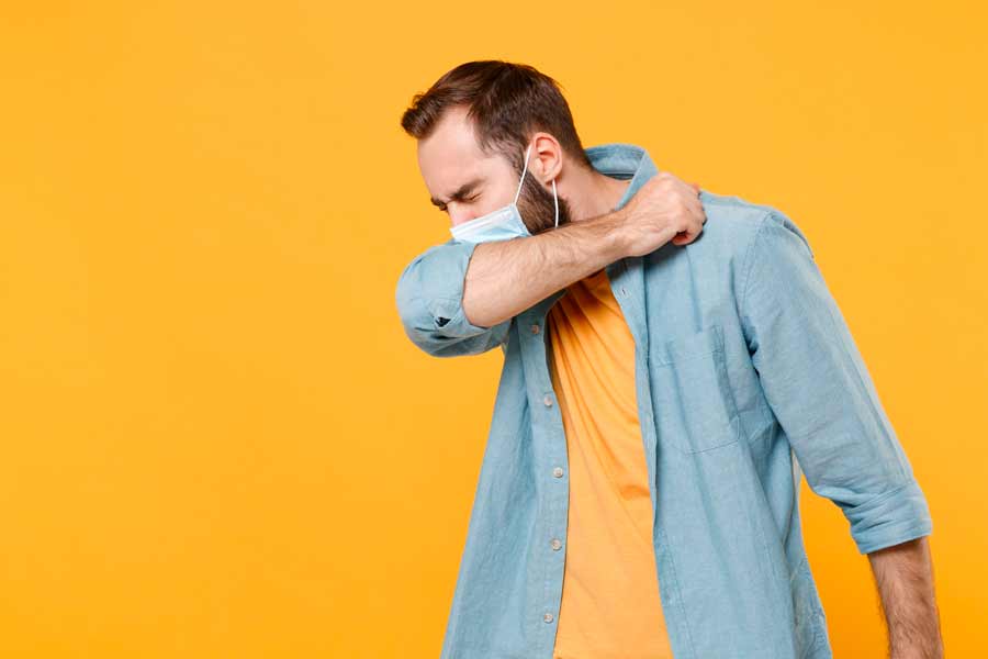 El estornudo de etiqueta ayuda a prevenir contagios.
