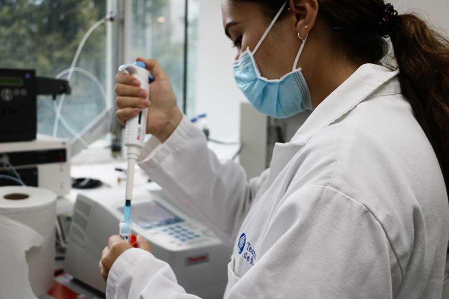 Estudiante realizando prácticas de laboratorio