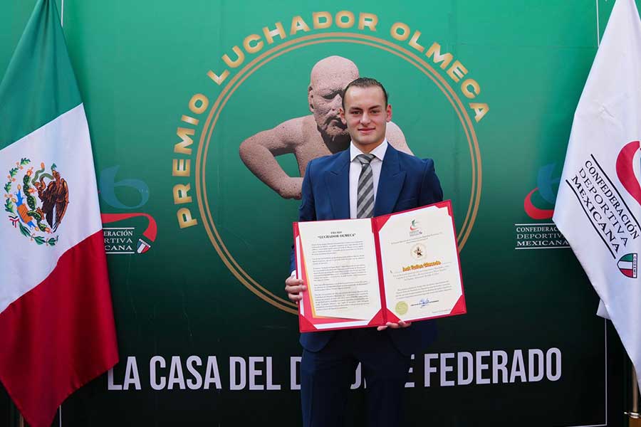 Jack Rullán de Tec campus Santa Fe recibe premio "Luchador Olmeca" de la CODEME