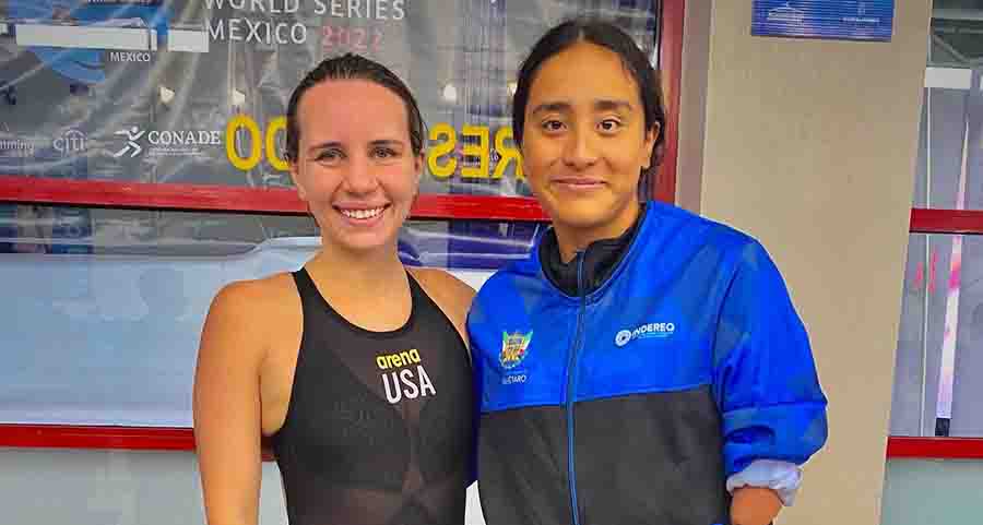 Ximena González con nadadoras en la competencia de la serie mundial de paranatación