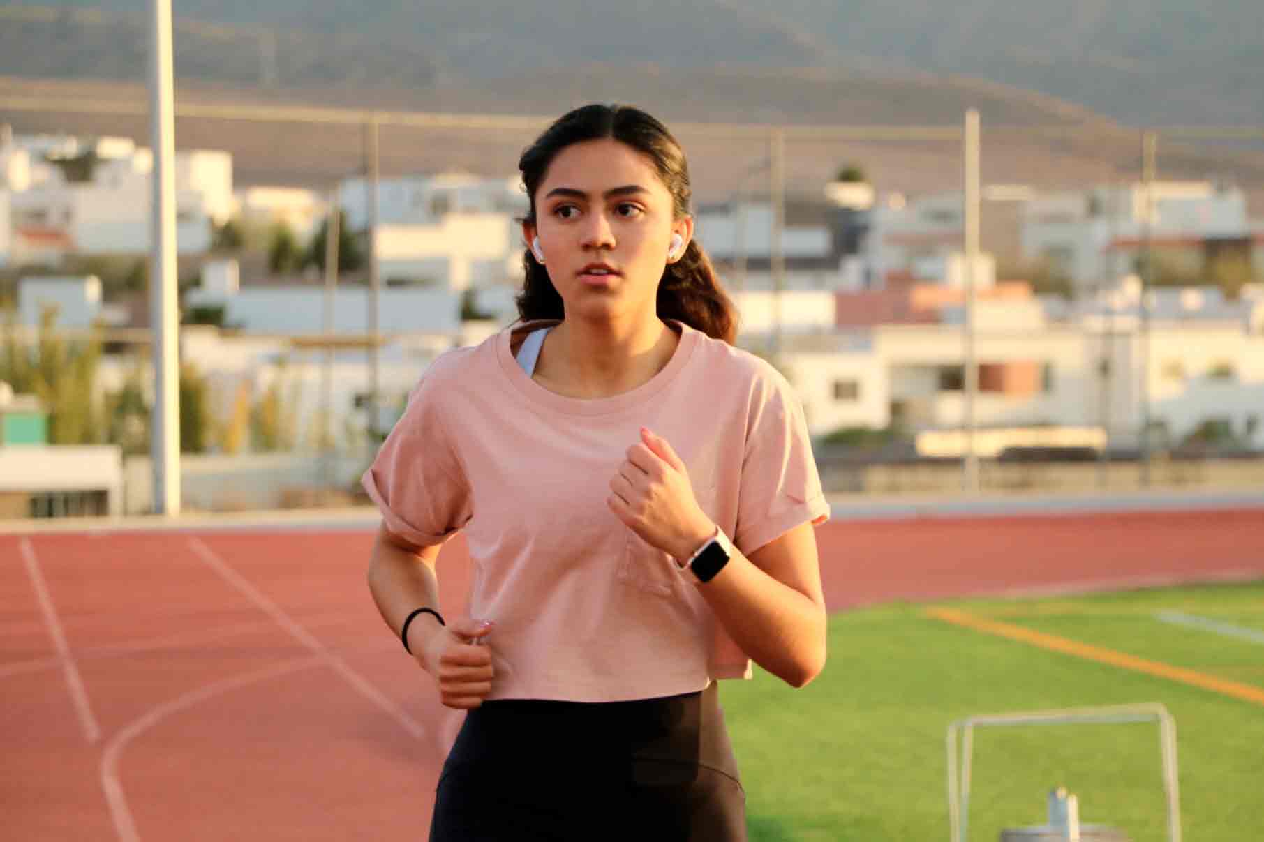 Alumna Victoria Navarro corriendo en pista de atletismo en Tec Campus San Luis Potosí