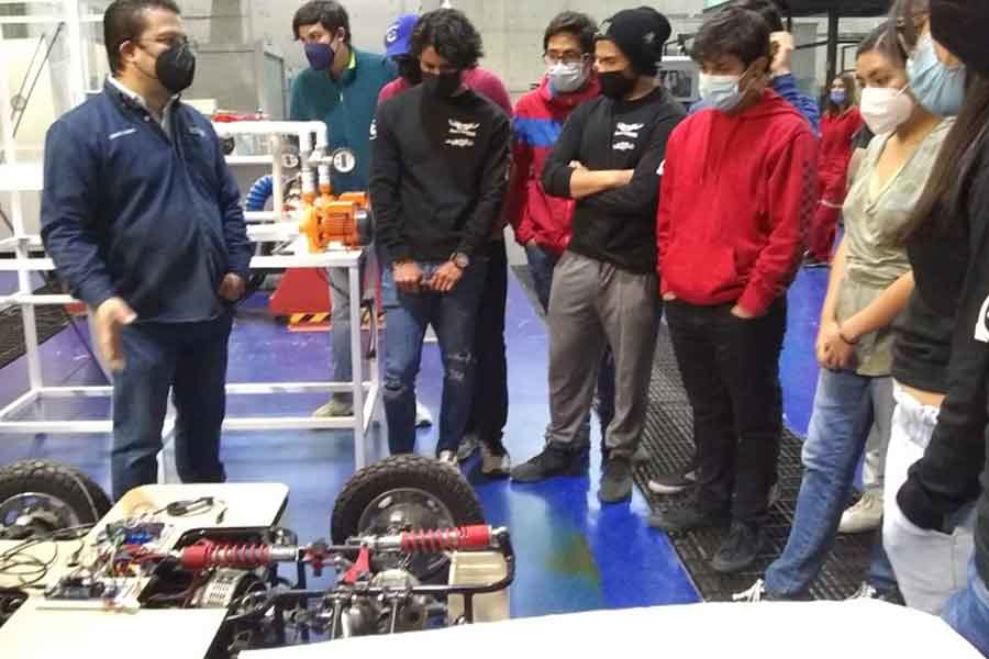 Estudiantes conocen proyectos de auto eléctrico e híbrido de campus Toluca