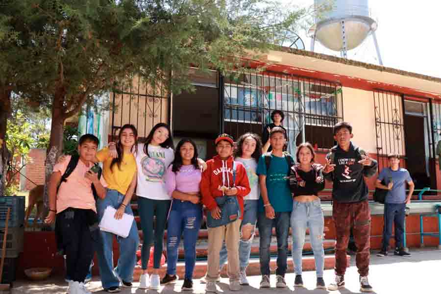 Grupo estudiantil y adolescentes en Telesecundaria 