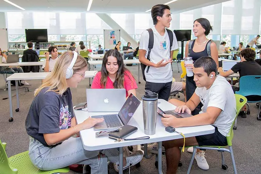 Estudiantes del Tec en la biblioteca de Campus Monterrey