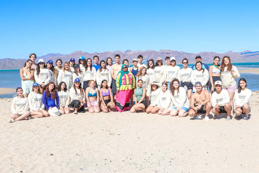 Foto grupal de jóvenes del Tec con representante de la comunidad Comca'ac