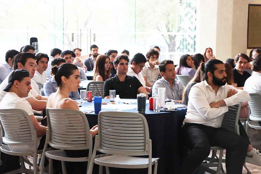Estudiantes de Contaduría Pública y Finanzas del campus Monterrey en el panel de Sostenibilidad.