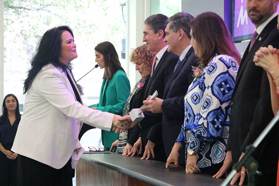 La doctora Eva María Trujillo recibió la estatuilla Muliere Amet en la ceremonia celebrada en campus Monterrey.