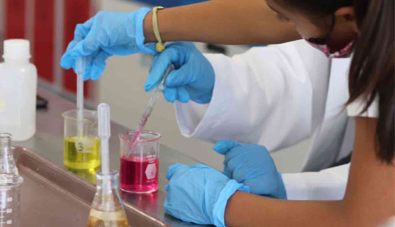 Alumnos participantes haciendo experimentos de química