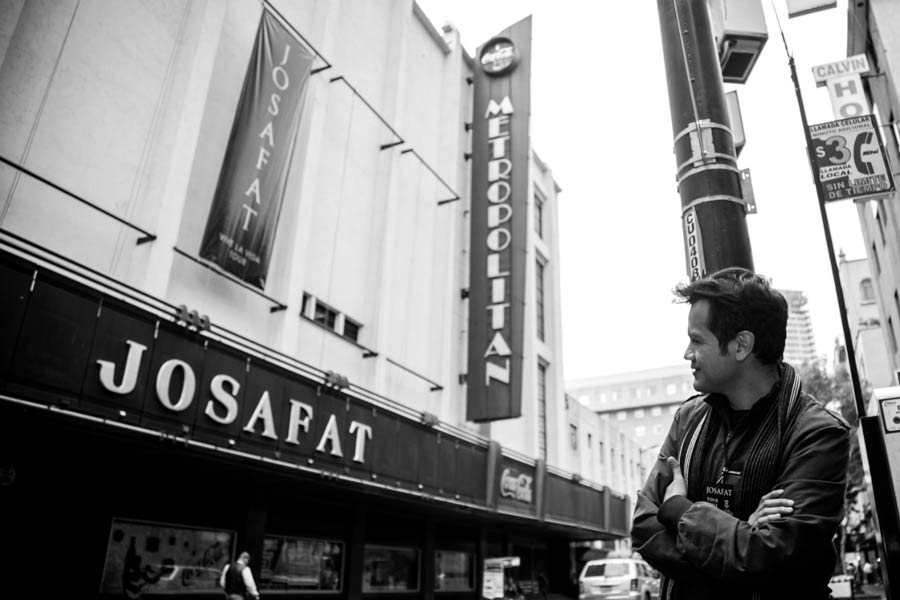 Un día, cuando vendía café, Josafat Espinoza se prometió a sí mismo que llegaría a presentarse como cantante en el Teatro Metropólitan y lo consiguió años después.