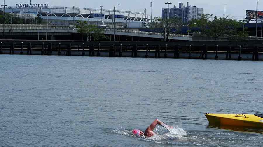 Lomelín nadando en el río Hudson frente al estadio de los Yankees