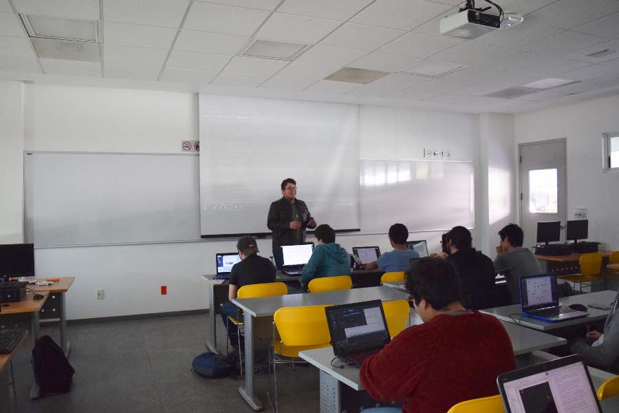 Amir impartiendo sus primeras clases en campus Puebla.