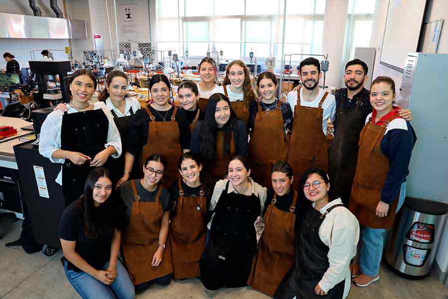 El grupo de estudiantes de diseño que expondrán en Milán sus piezas, junto con sus 2 profesores asesores, en el taller de joyería del campus Guadalajara.
