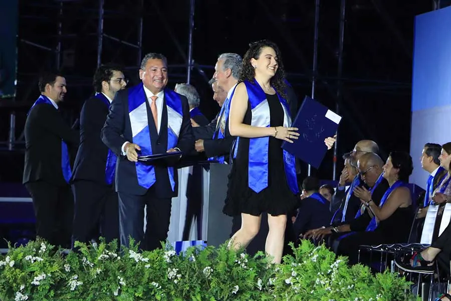 Familia Castro García, egresados del Tec de Monterrey, en ceremonia de graduación.