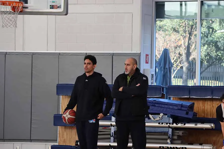 Felipe Sánchez, entrenador de Borregos Monterrey de basquetbol varonil, junto a sus asistente Paulo Arroyo.