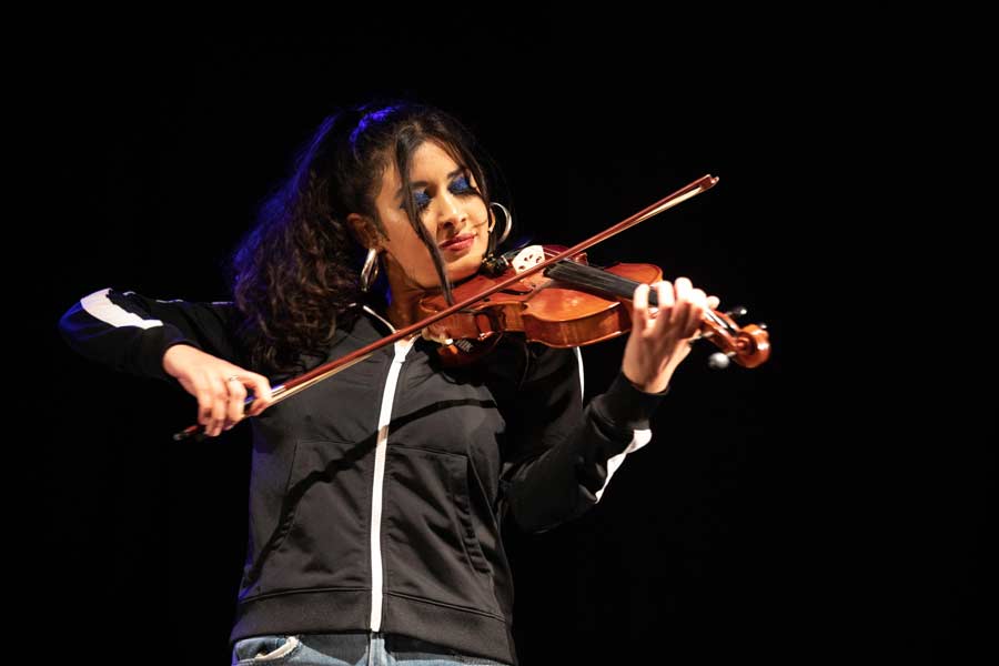 Mariana emocionó al público durante su performance en el que tocó el violín.