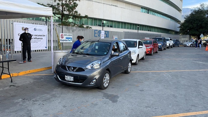 Cientos de personas se dieron cita en sus carros al drive thru de vacunación del campus Monterrey. 