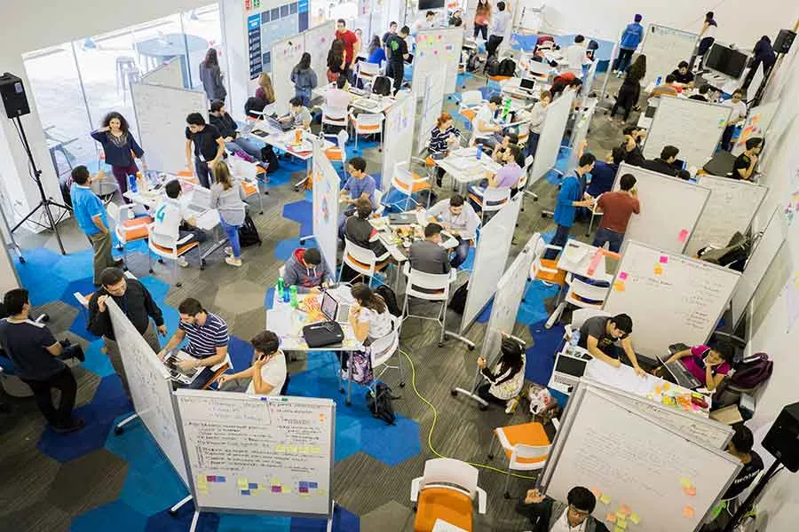 Diversos estudiantes del Tec de Monterrey resolviendo reto en clase