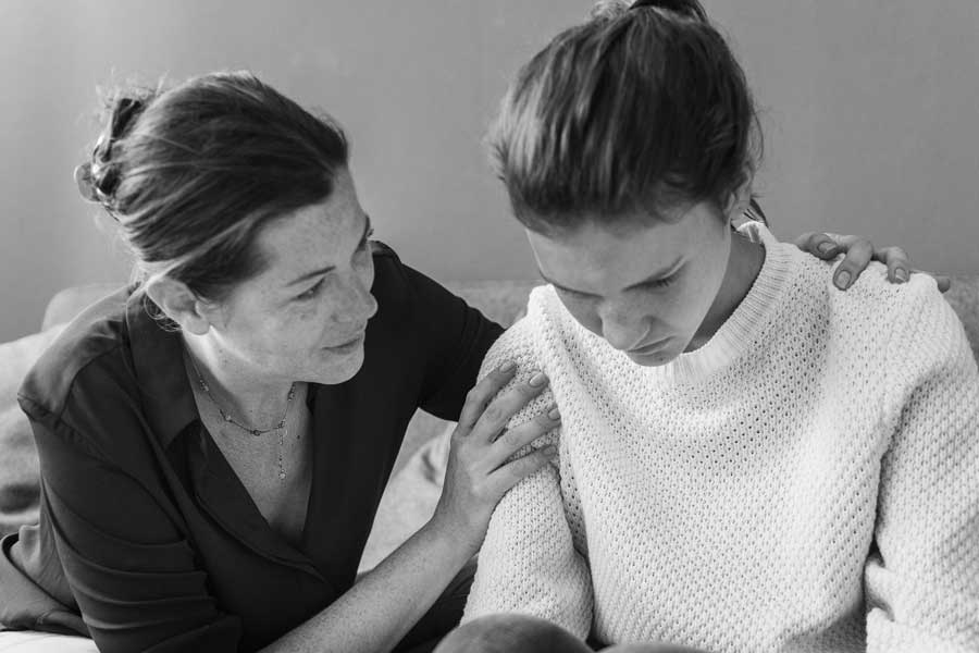 Una madre y su hija adolescente.