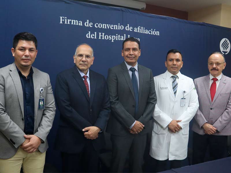 Foto grupal de directivos de TecSalud y Grupo Médico Joya durante de firma de afiliación a red de colaboración.