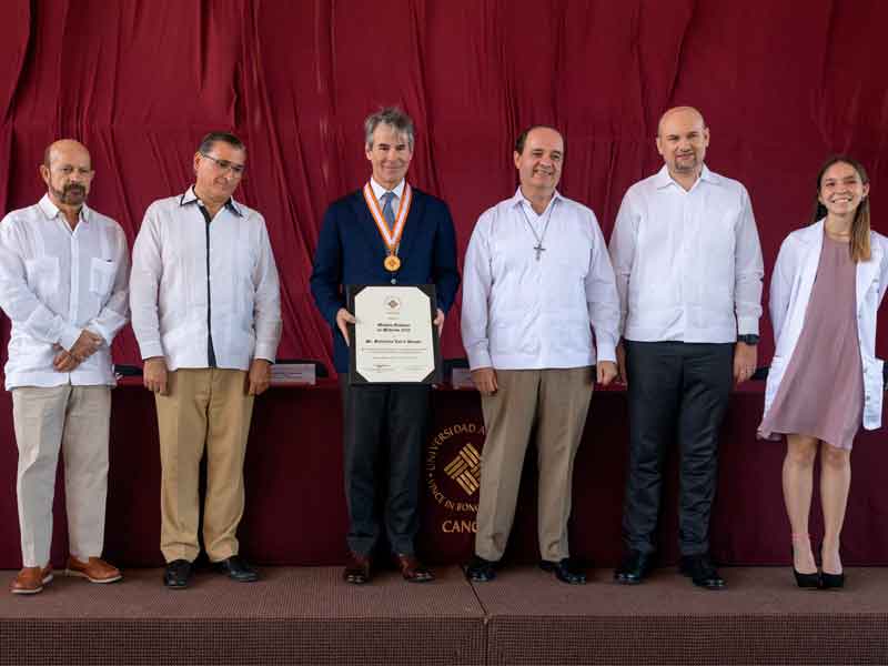 Foto grupal durante la entrega de medalla Anáhuac en Medicina 2022 a Guillermo Torre..