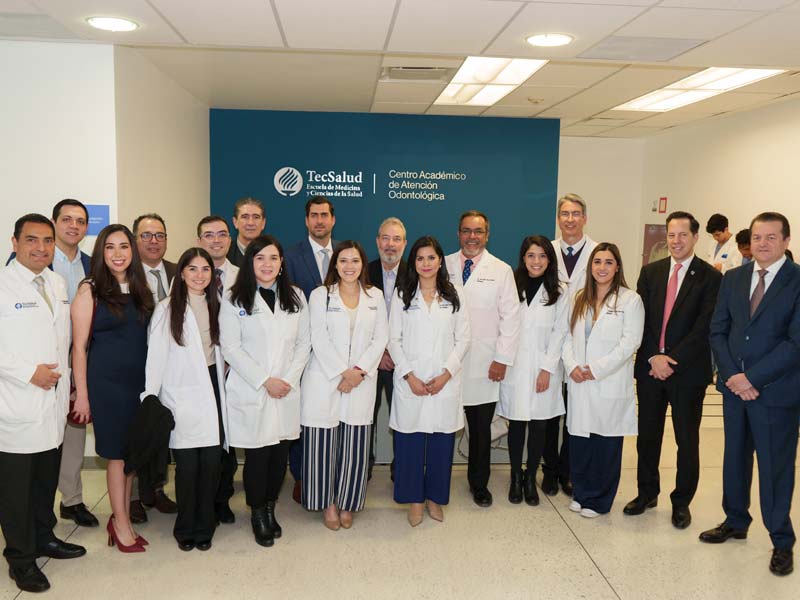 Equipo de especialistas que ofrecen atención clínica en el Centro Académico de Atención Odontológica junto a directivos del Tec.