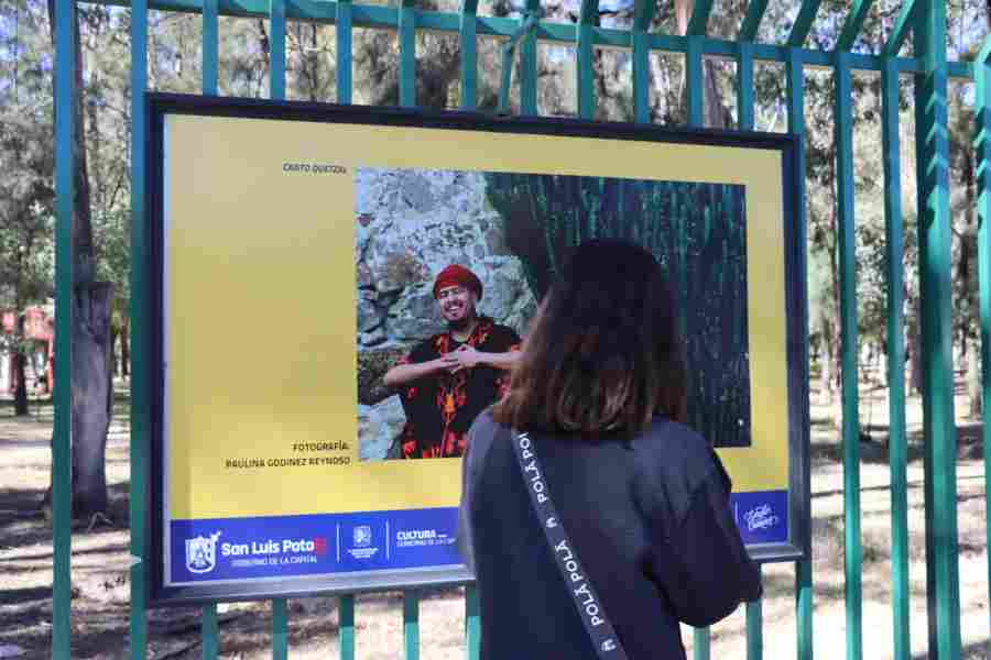 Persona observando una de las fotografías expuestas en el Parque de Morales