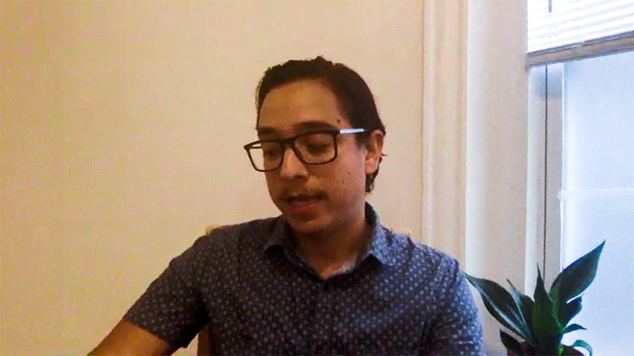 Joven doctor en entrevista mediante videollamada