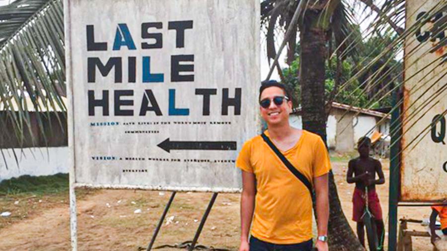 Doctor frente a un letrero de Last Mile Healt en África