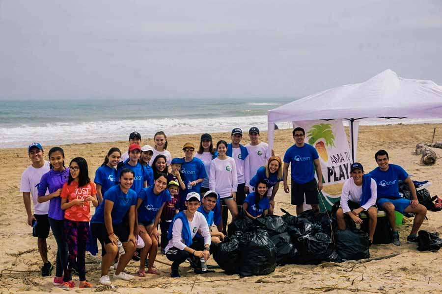 Gabriela Guerrero y un grupo limpiando la playa miramar