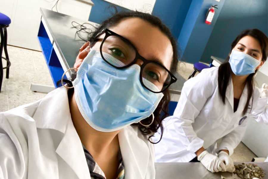 Gaby y Mixara en laboratorio