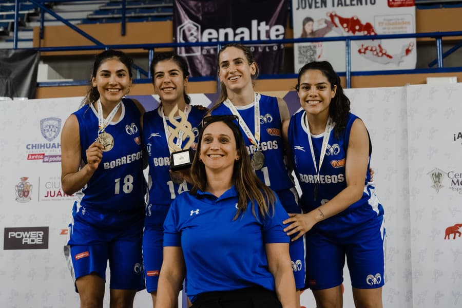 Las borregas ganadoras del basquetbol 3x3 junto a su entrenadora, Alejandra Delgado.  