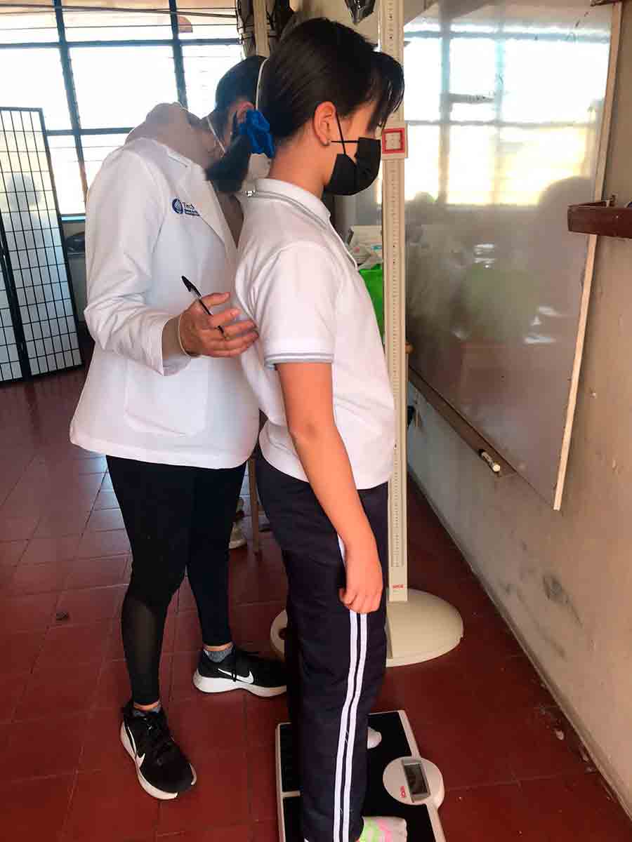 Estudiantes de nutrición combaten obesidad infantil al realizar un diagnóstico en niños de primaria en Jalisco.