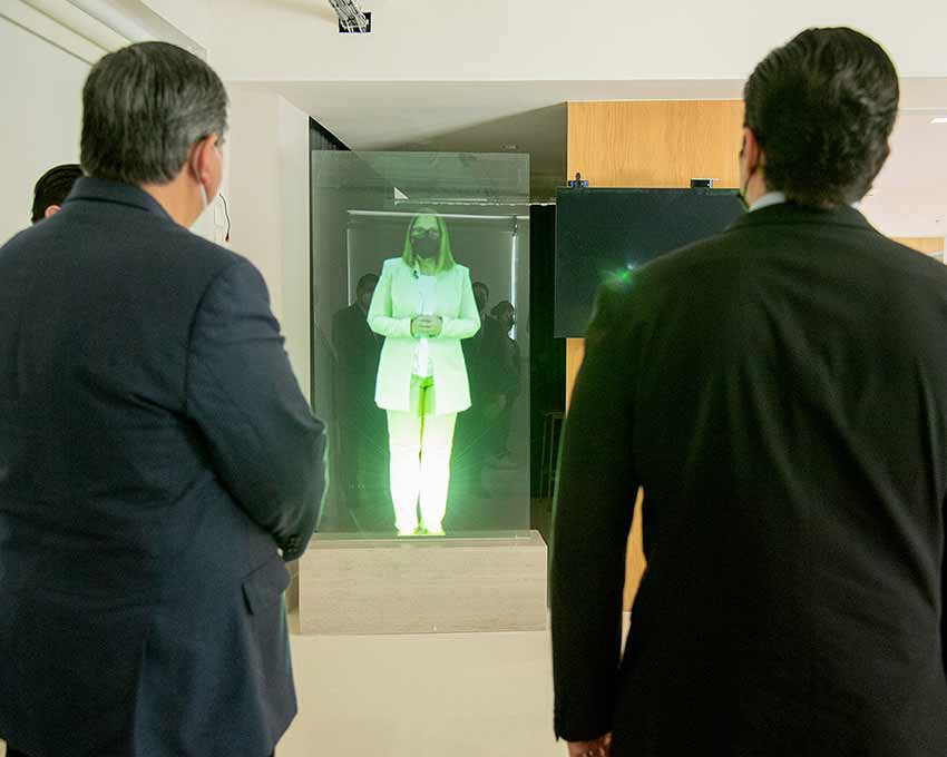 Gobernador de Nuevo León, Samuel García, visita el Tec de Monterrey para reunión de Mesa de Colaboración Metropolitana y conoce tecnologías como la del profesor holograma con efecto de visión holográfica.. 