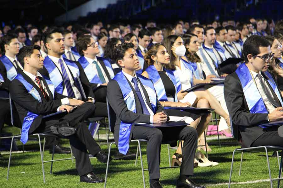 Graduados del campus Monterrey durante su ceremonia de entrega de títulos profesionales.