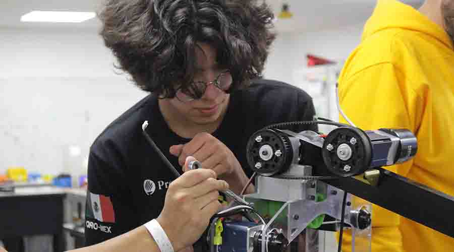 Estudiantes de Preparatoria del Tec de Monterrey campus Querétaro trabajando en su robot TecDroid