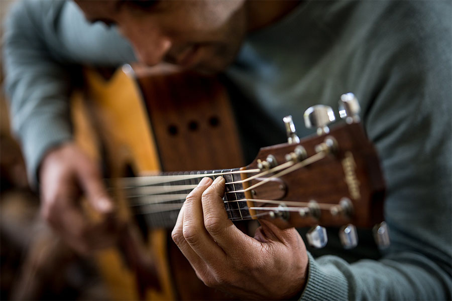 Hombre joven tocando la guitarra