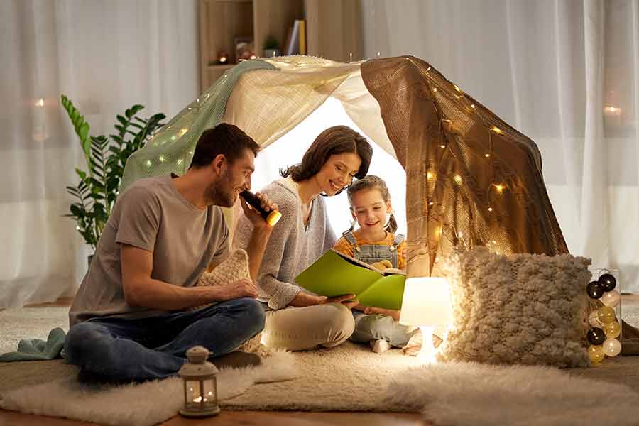 Papás conviviendo con su hija en un camping improvisado dentro de su casa