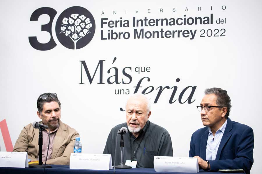 Periodistas como Javier Aranda y José Garza acompañaron al homenajeado.