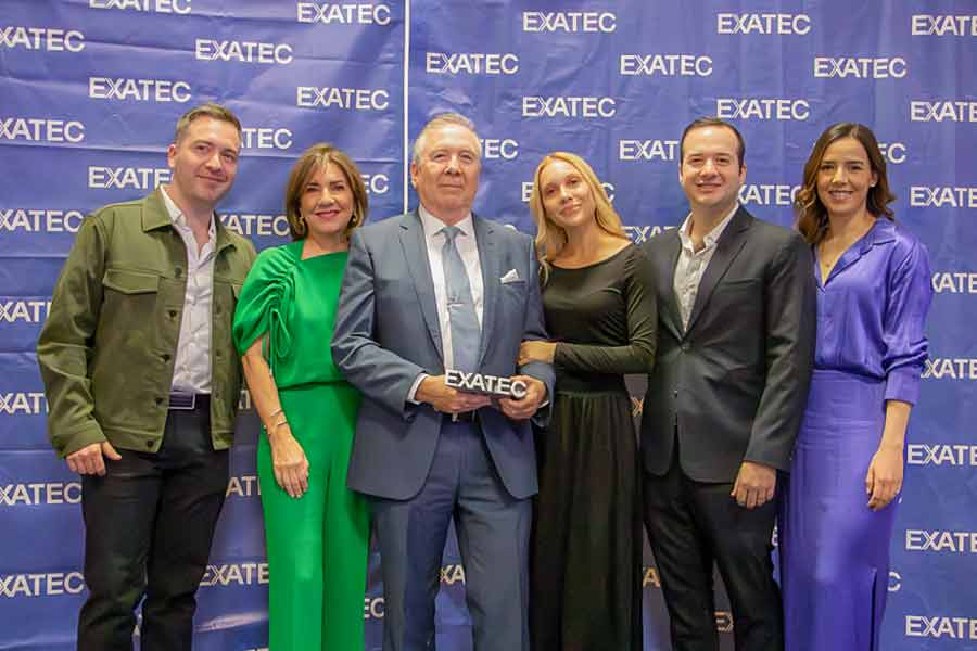 El galardonado con el Premio Mérito EXATEC acompañado por su familia
