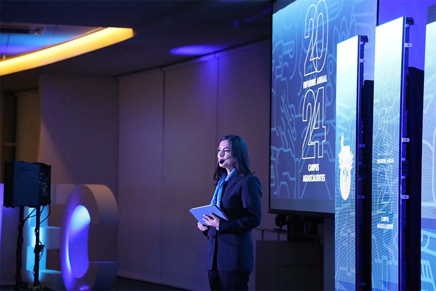 Vanessa Hernández presentando en el Informe Anual