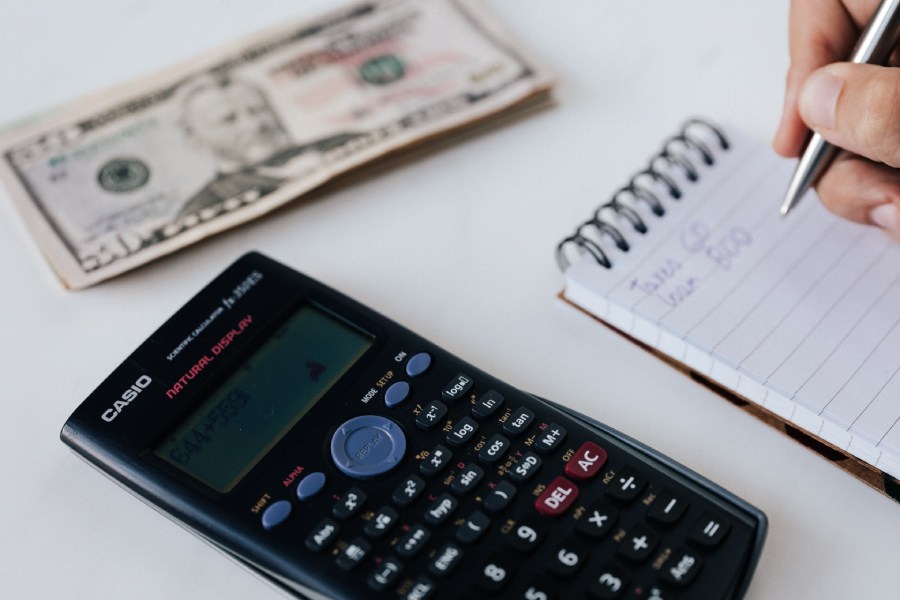 calculadora, bloc de notas y dinero
